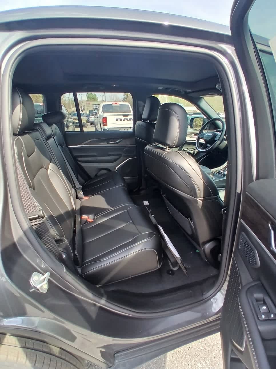 New 2026 Jeep Grand Cherokee Limited w/ Limited Altitude Package AWD/4WD image 15
