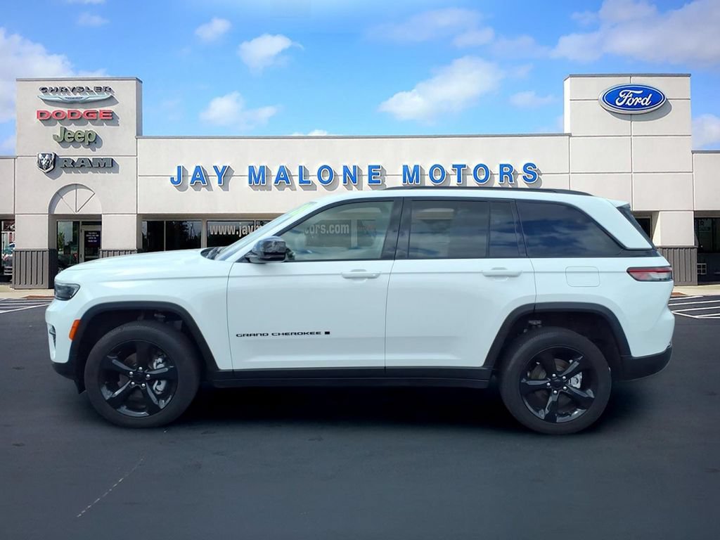 Used 2023 Jeep Grand Cherokee Altitude AWD/4WD image 7