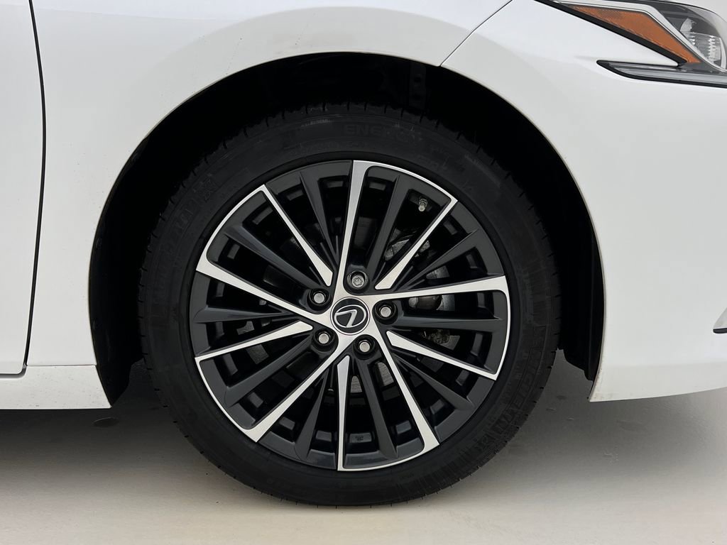 Used 2025 Lexus ES 300h w/ Premium Package image 27