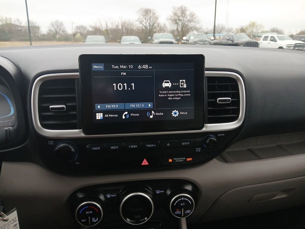 Used 2023 Hyundai Venue SEL image 16