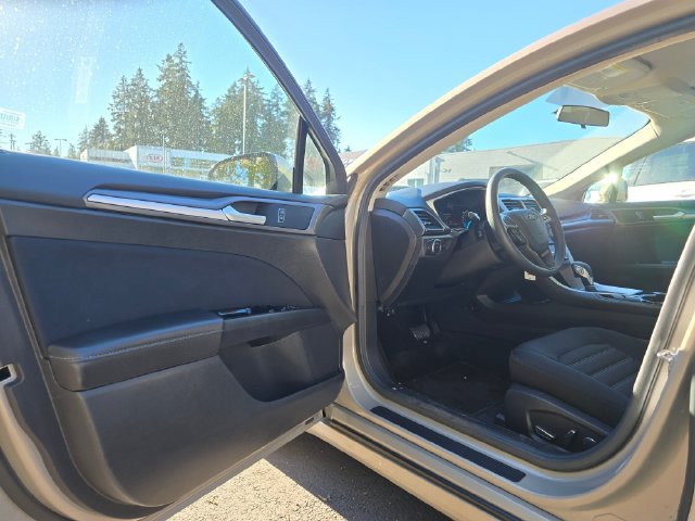 Used 2015 Ford Fusion SE FWD image 19