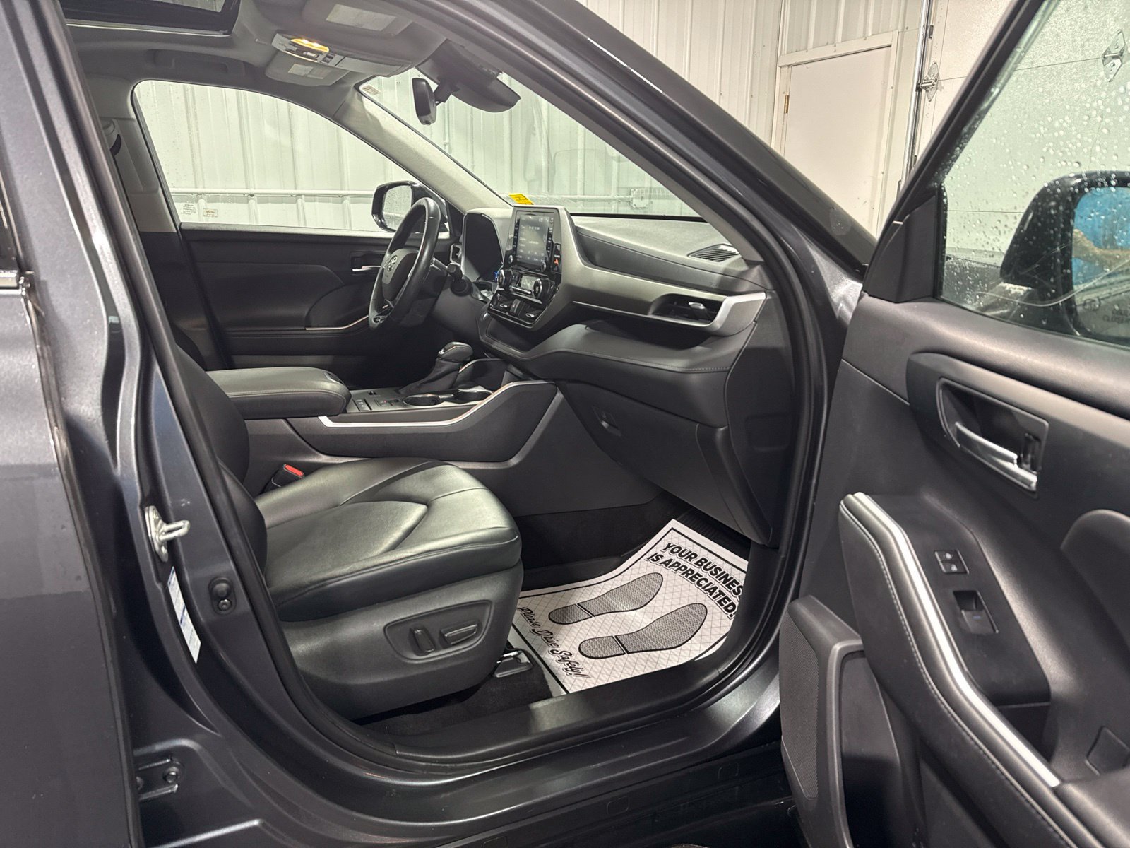Used 2020 Toyota Highlander XLE AWD/4WD image 13
