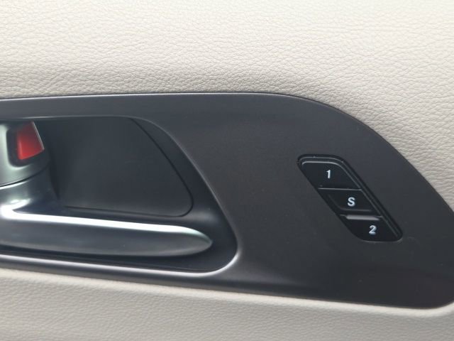 Used 2023 Chrysler Pacifica Touring-L image 26