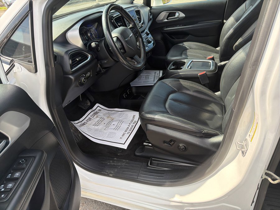 Used 2019 Chrysler Pacifica Touring-L Plus w/ Advanced Safetytec Group FWD image 8