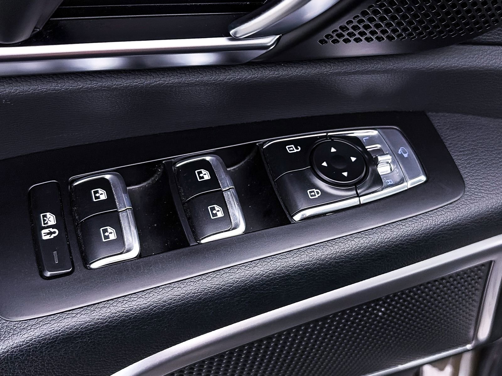 Used 2025 Kia Telluride EX w/ EX Captain's Chair Package image 18