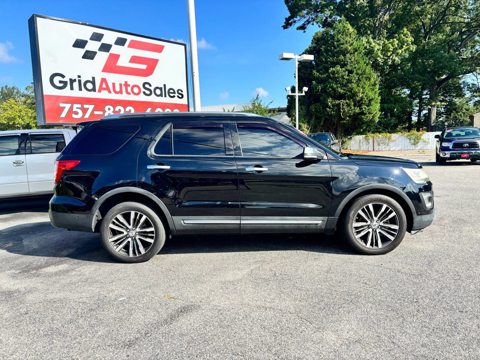 Used 2016 Ford Explorer Platinum AWD/4WD image 2