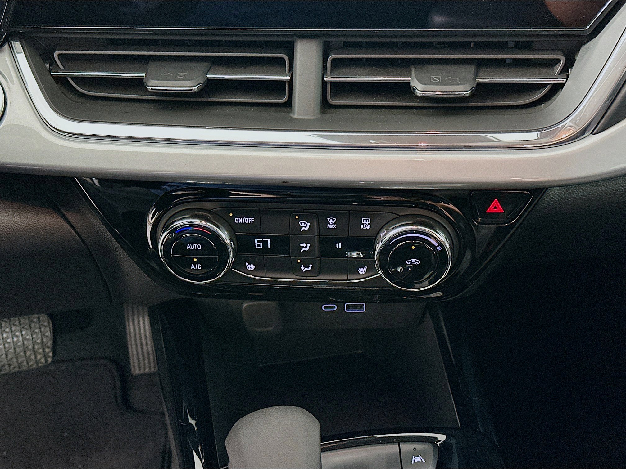 Used 2025 Chevrolet Trax LT w/ LT Convenience Package image 22