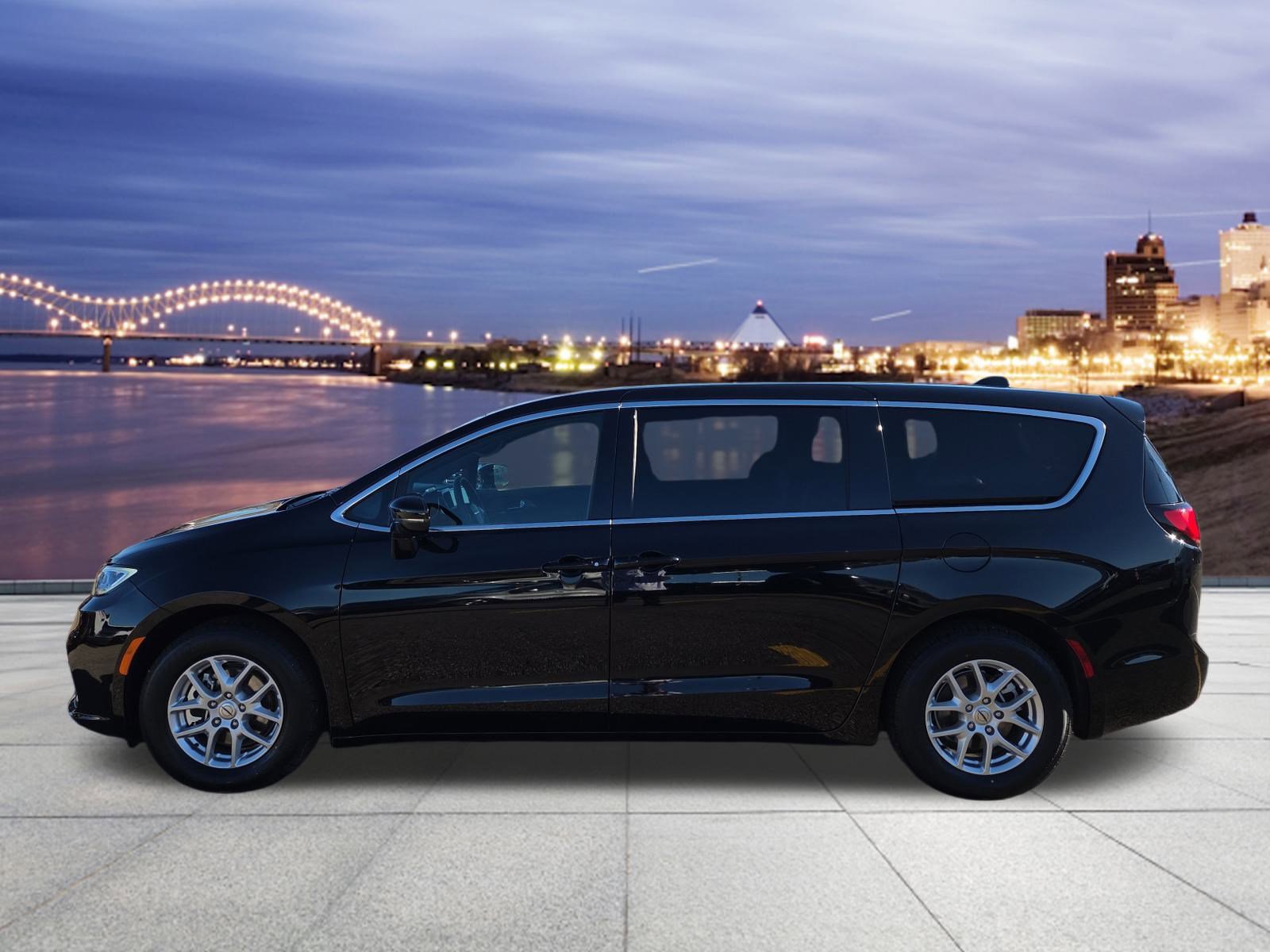 Used 2025 Chrysler Pacifica Select image 2