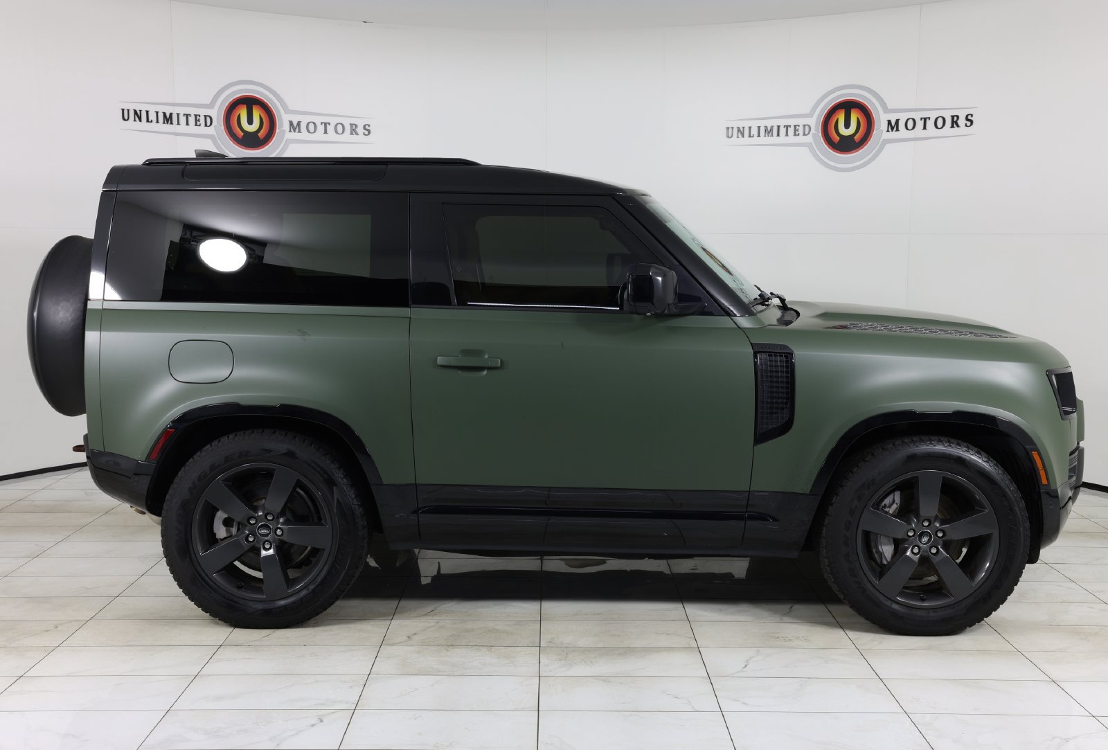 Used 2023 Land Rover Defender 90 SE AWD/4WD image 2