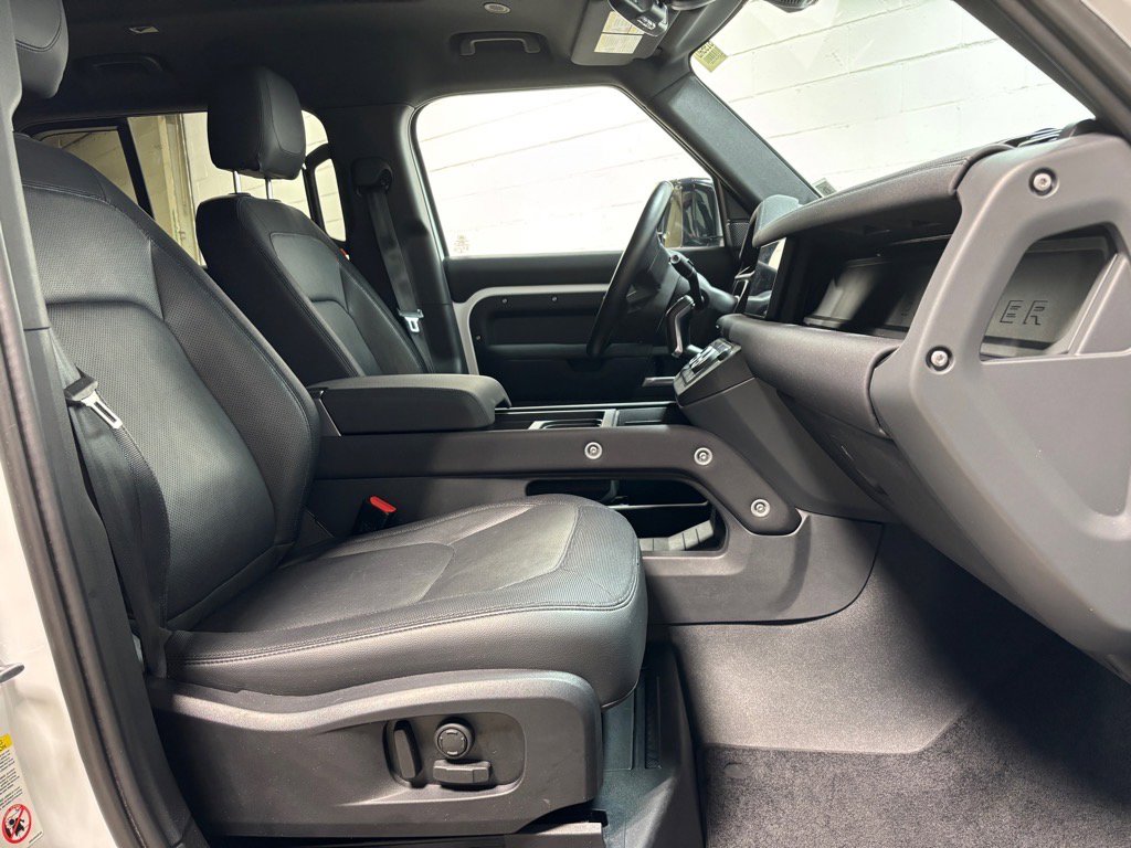 Used 2023 Land Rover Defender 110 X-Dynamic SE image 32