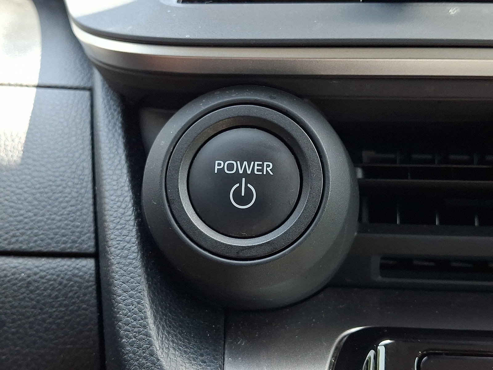 Used 2025 Toyota Prius LE FWD image 25