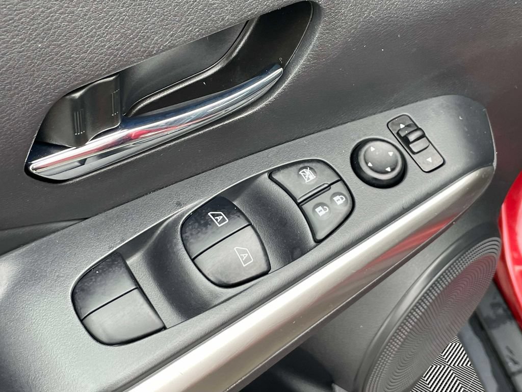 Used 2019 Nissan Kicks SR w/ SR Premium Package FWD image 18