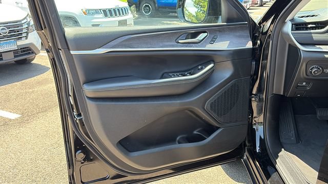 Used 2023 Jeep Grand Cherokee L Limited AWD/4WD image 8