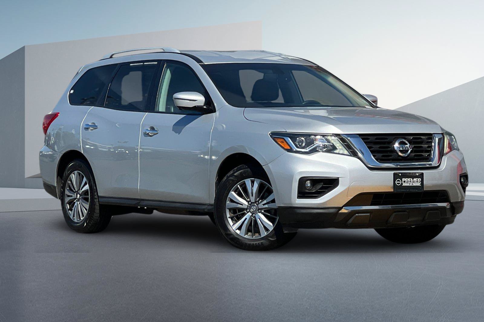 Used 2017 Nissan Pathfinder SL FWD image 2