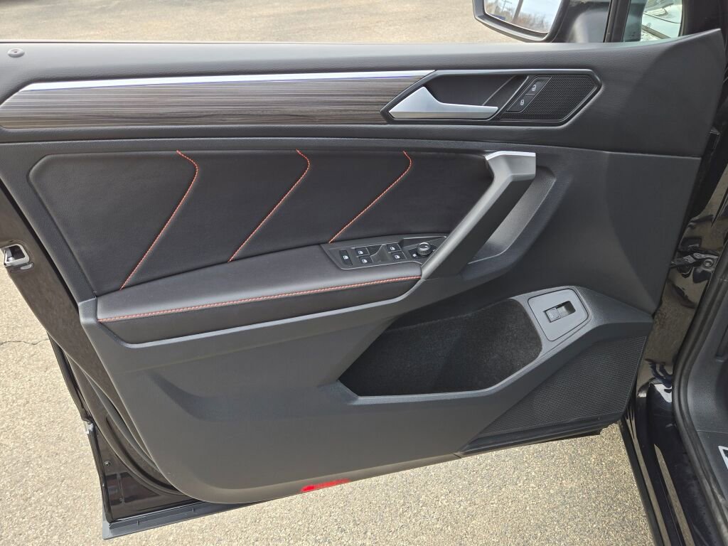 Used 2024 Volkswagen Tiguan Wolfsburg Edition image 27