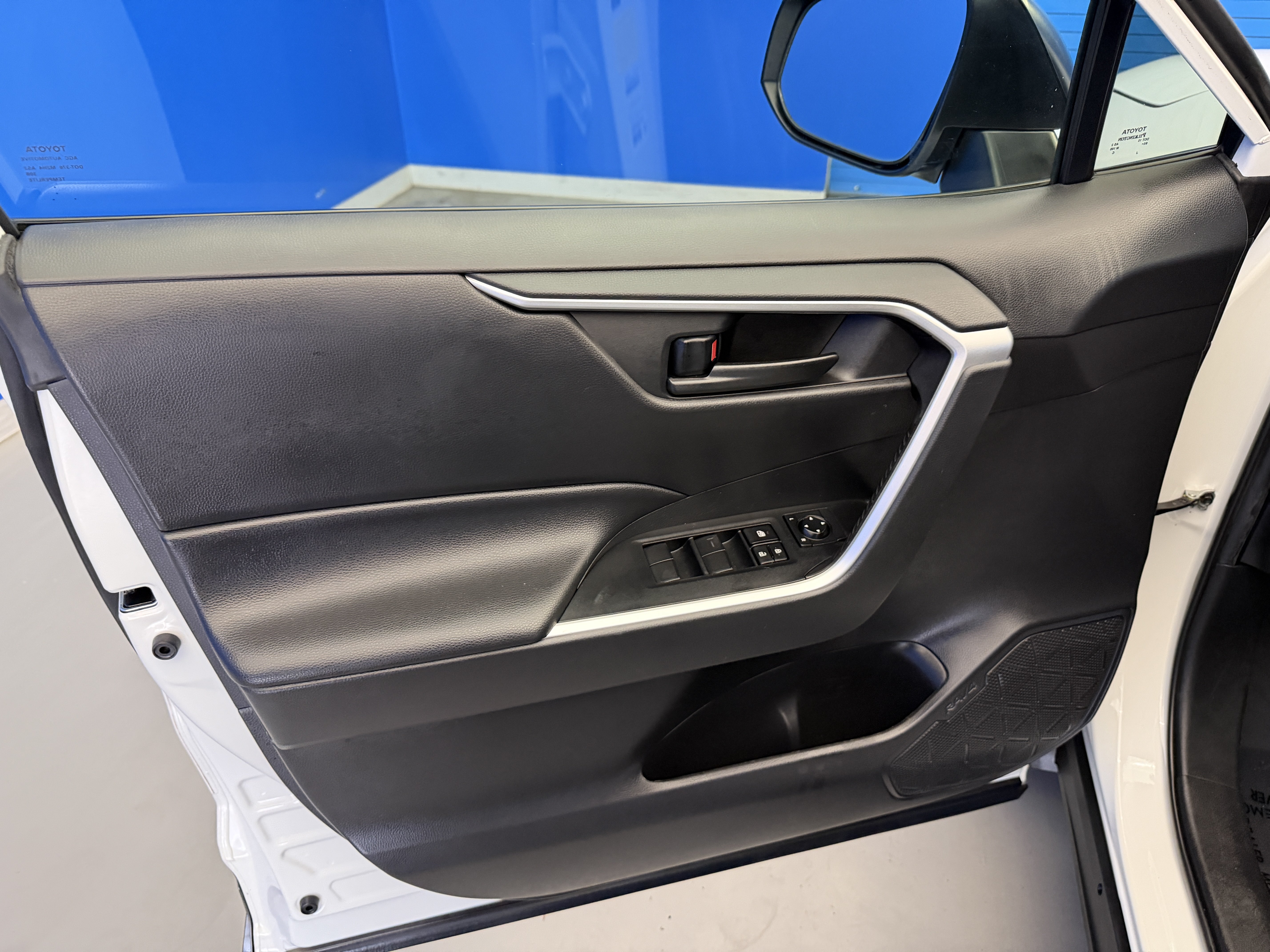 Used 2022 Toyota RAV4 LE FWD image 9