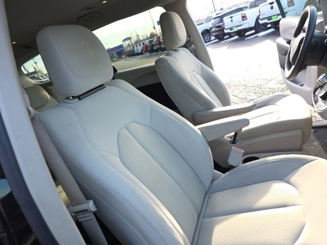 Used 2017 Chrysler Pacifica Touring image 35