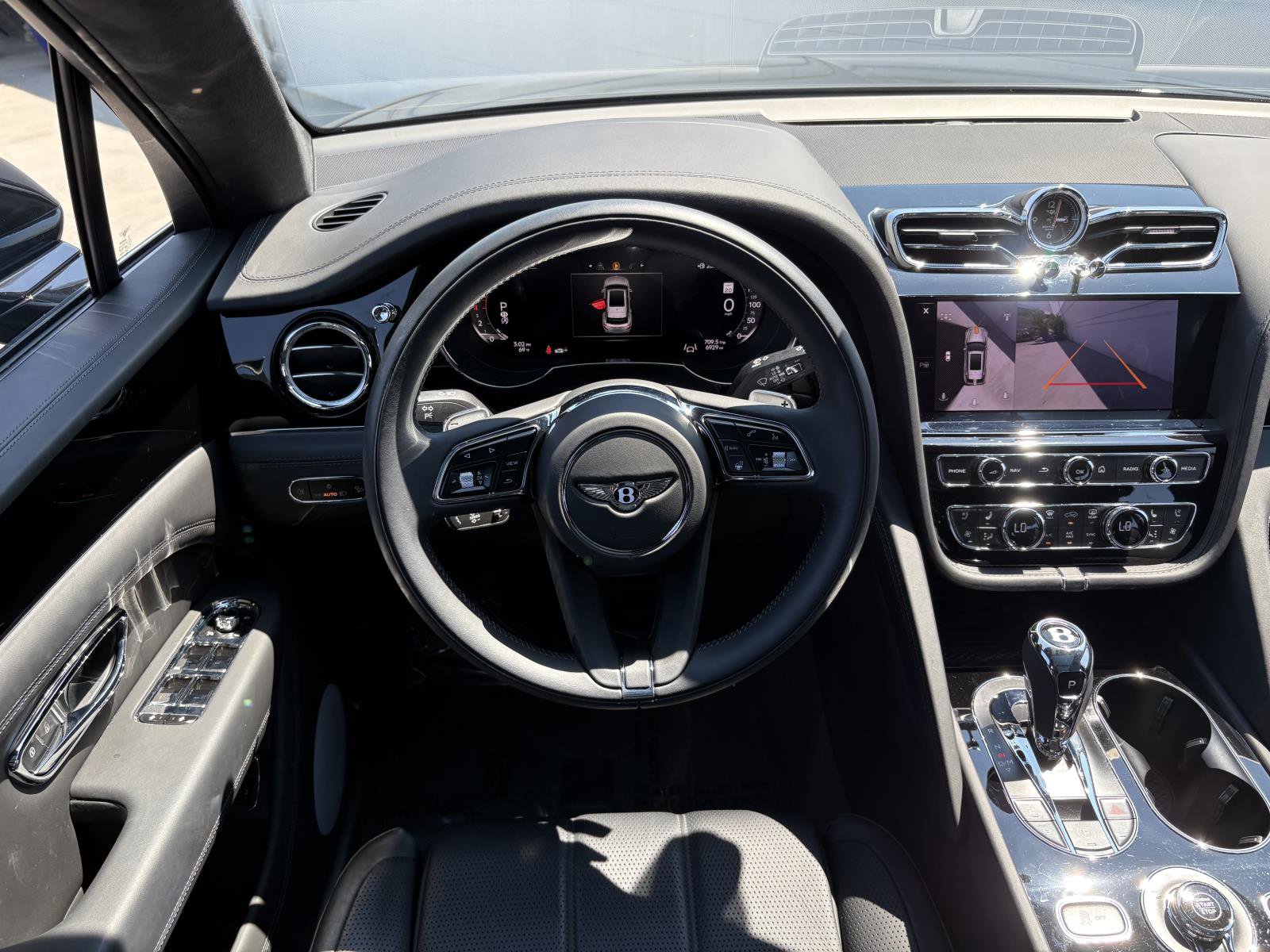 Used 2024 Bentley Bentayga image 11