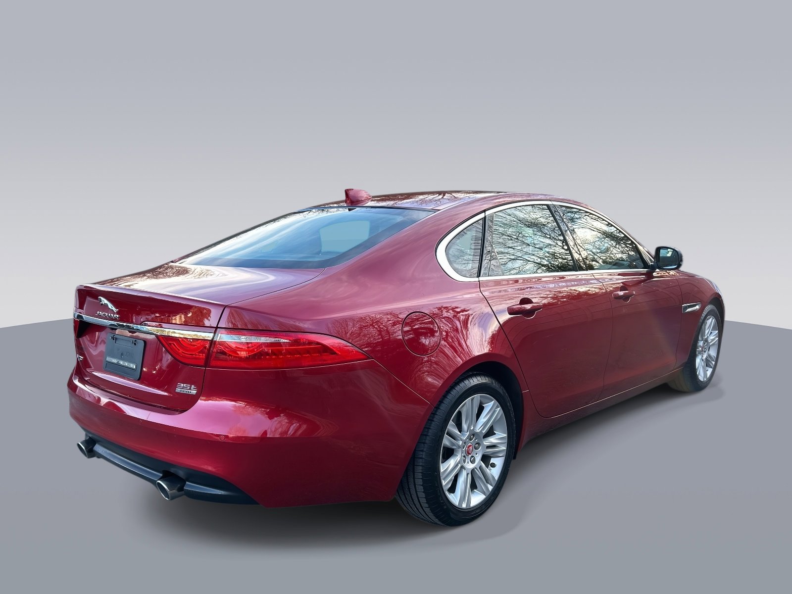 Used 2017 Jaguar XF Premium image 3