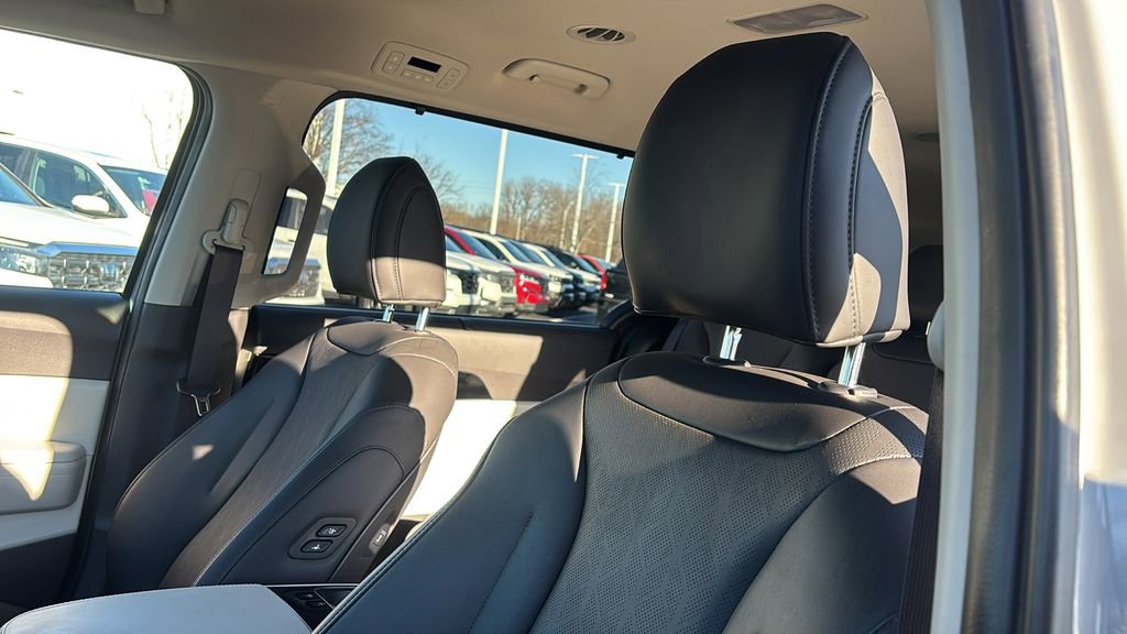 Used 2024 Kia Carnival SX image 25