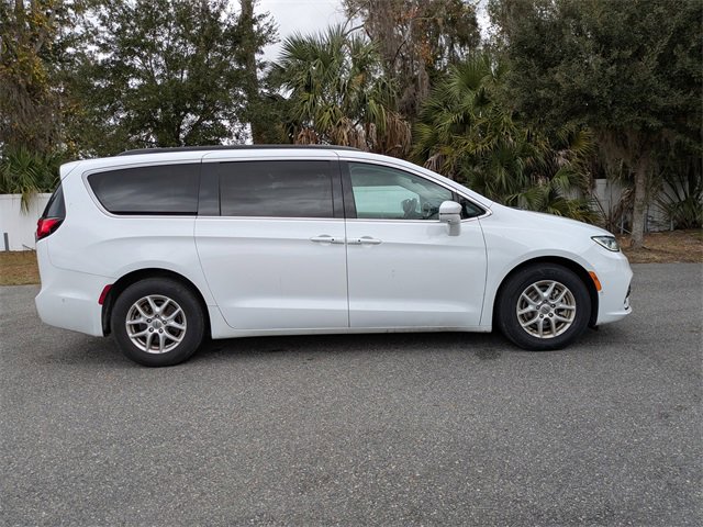 Used 2022 Chrysler Pacifica Touring-L w/ Uconnect Theater Family Group image 2