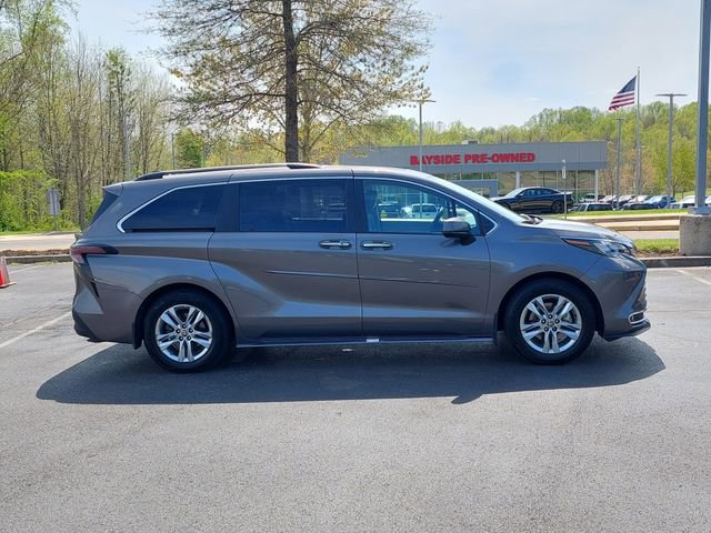 Used 2024 Toyota Sienna XLE w/ XLE Plus Package image 11