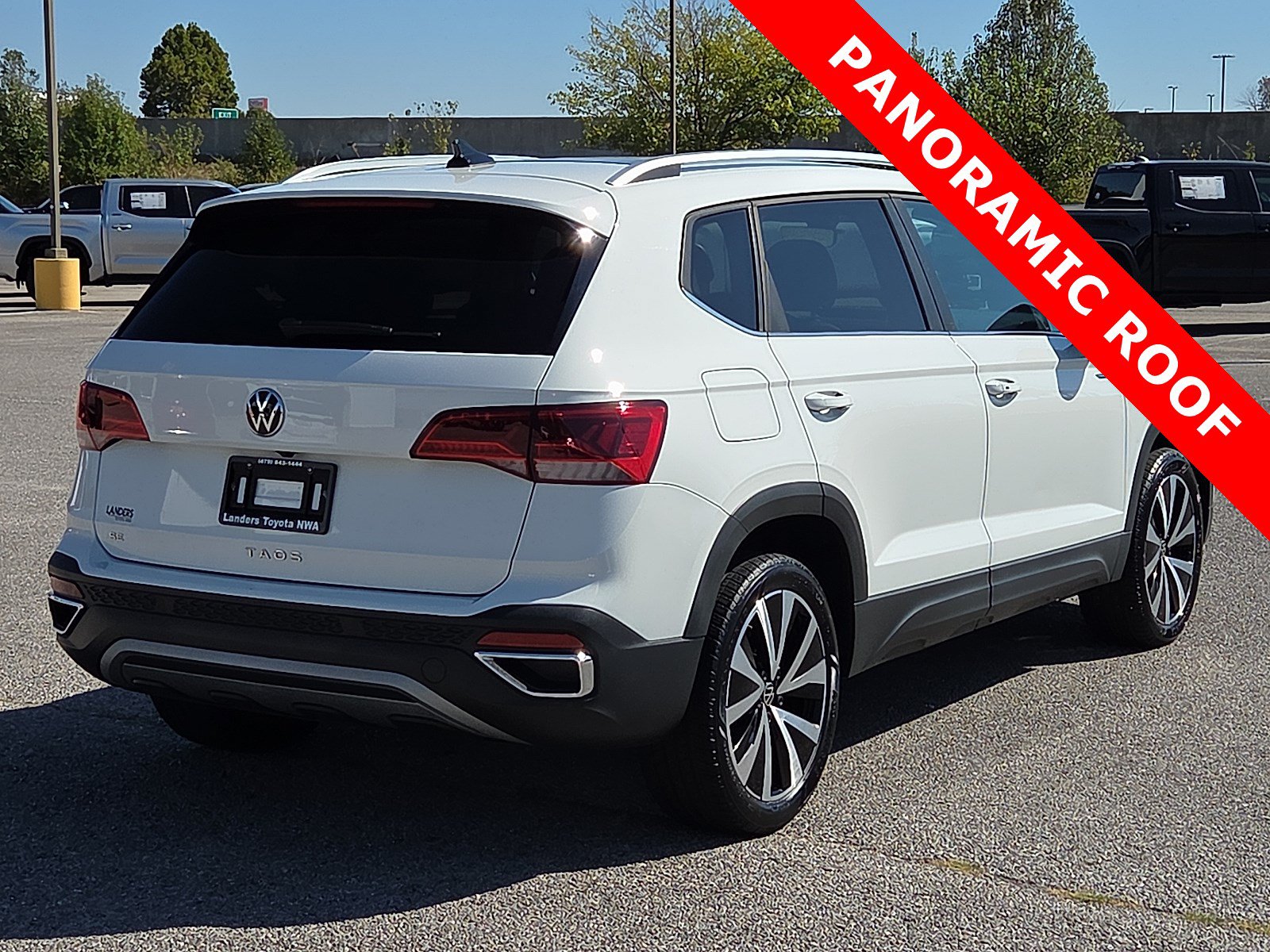 Used 2023 Volkswagen Taos SE w/ Panoramic Sunroof Package FWD image 5