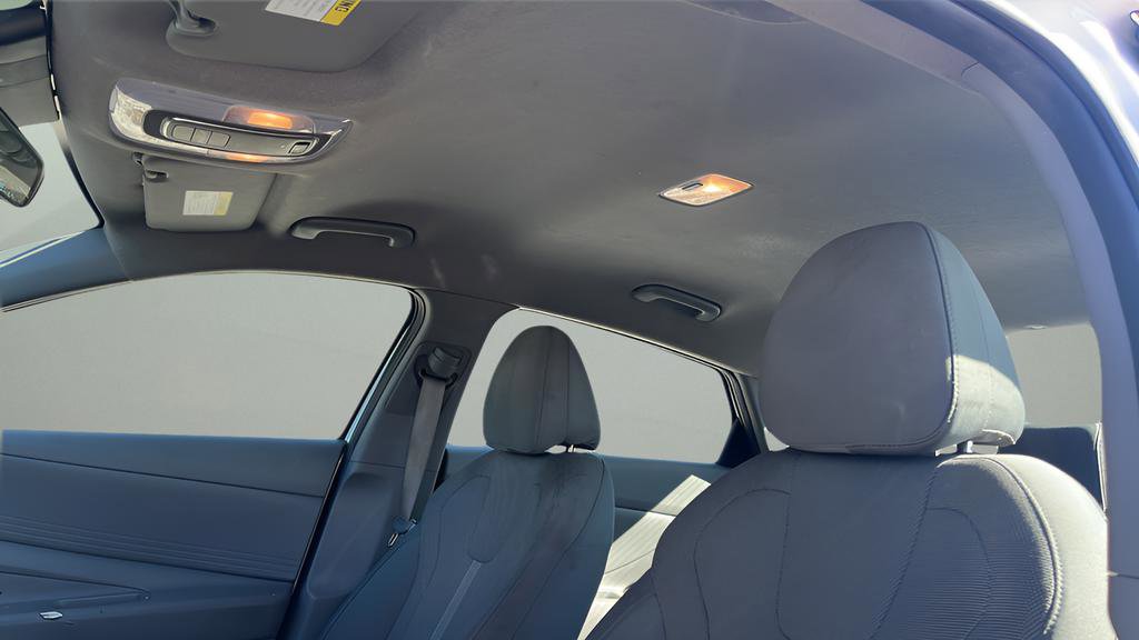 Used 2022 Hyundai Elantra SE w/ Preferred Accessory Package image 17