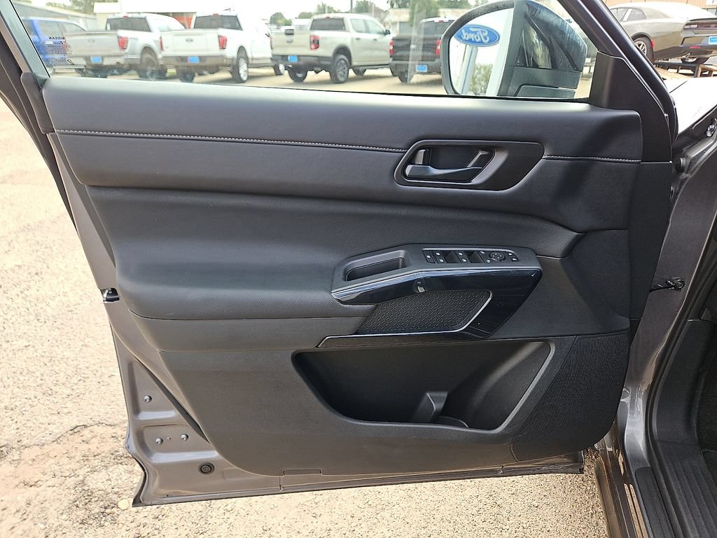 Used 2026 Nissan Pathfinder SV FWD image 15