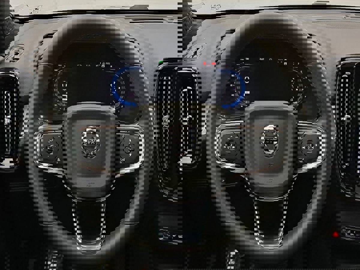 Used 2024 Volvo XC40 B5 Core image 12