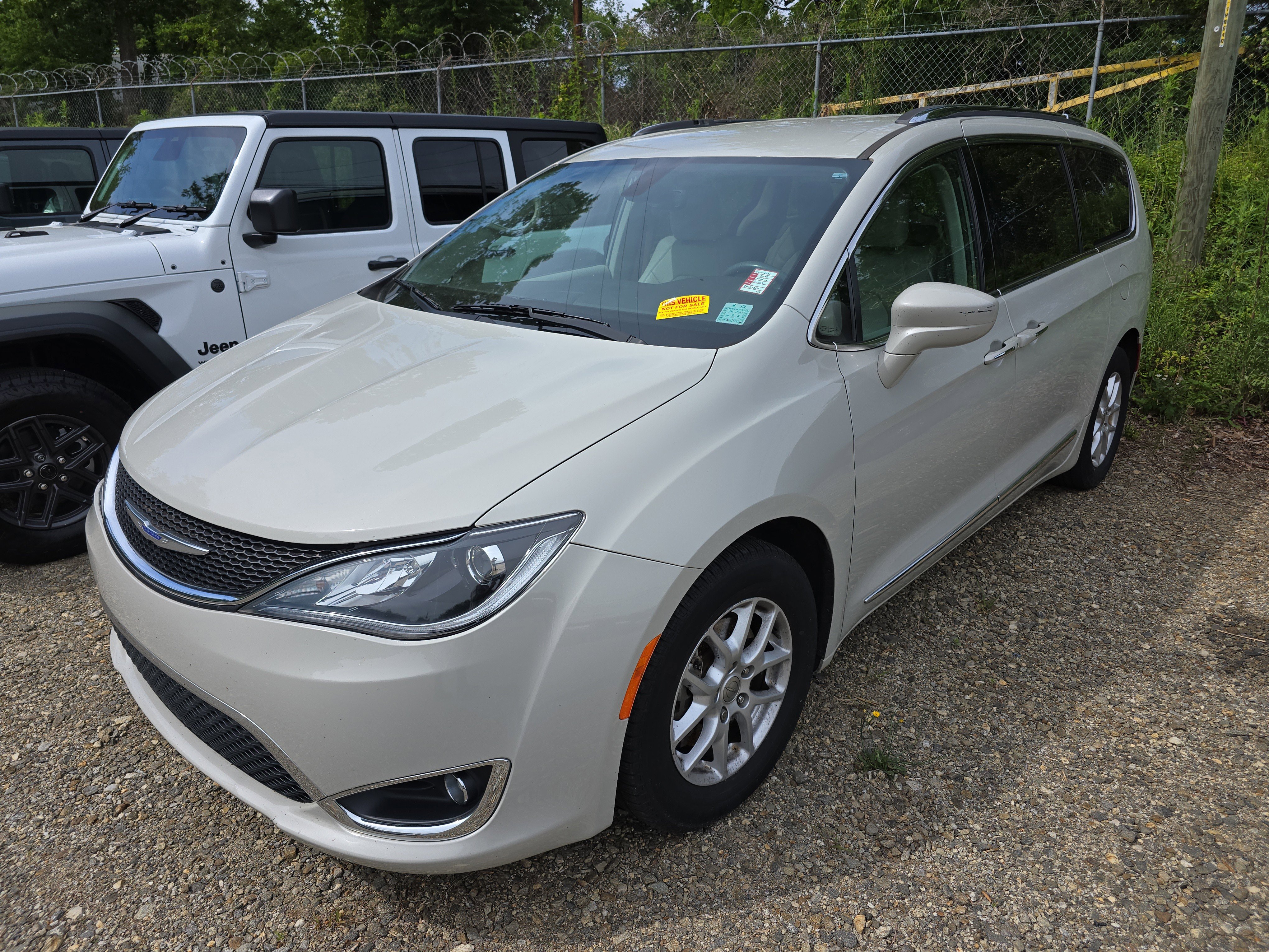 Used 2020 Chrysler Pacifica Touring-L FWD image 3