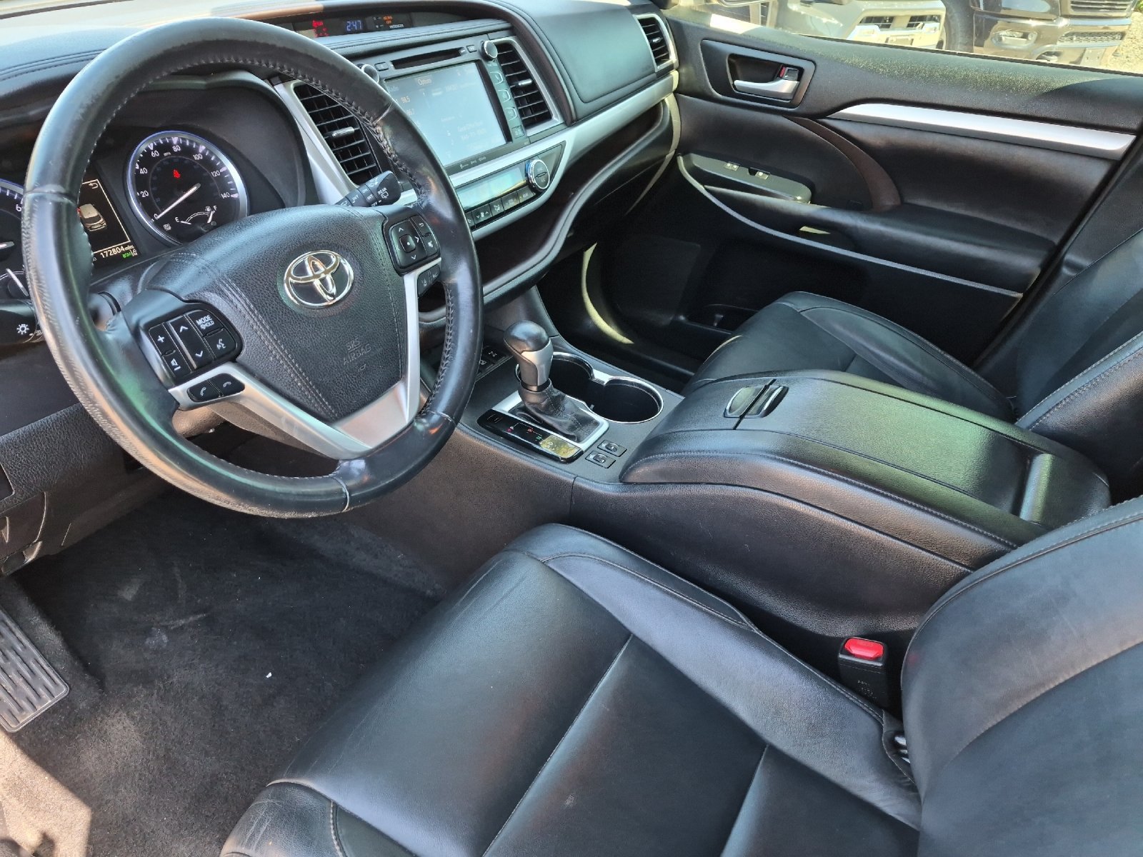 Used 2017 Toyota Highlander XLE AWD/4WD image 9
