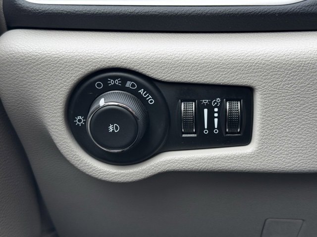 Used 2024 Chrysler Pacifica Touring-L image 30