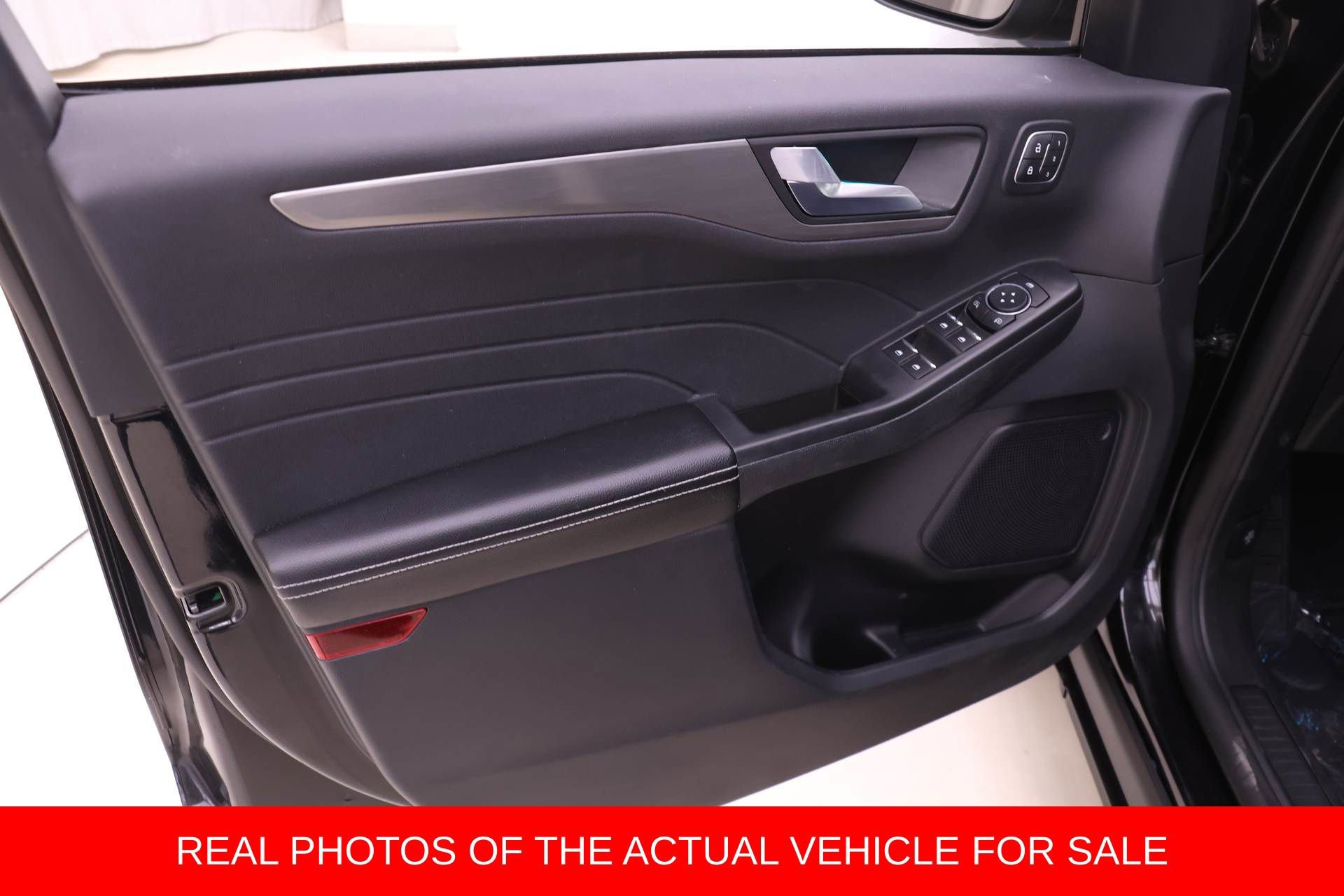 Used 2022 Ford Escape Titanium image 10