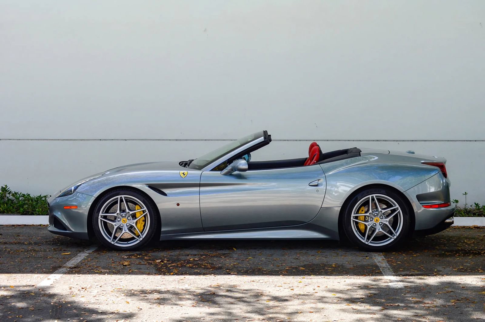 Used 2015 Ferrari California T RWD image 9