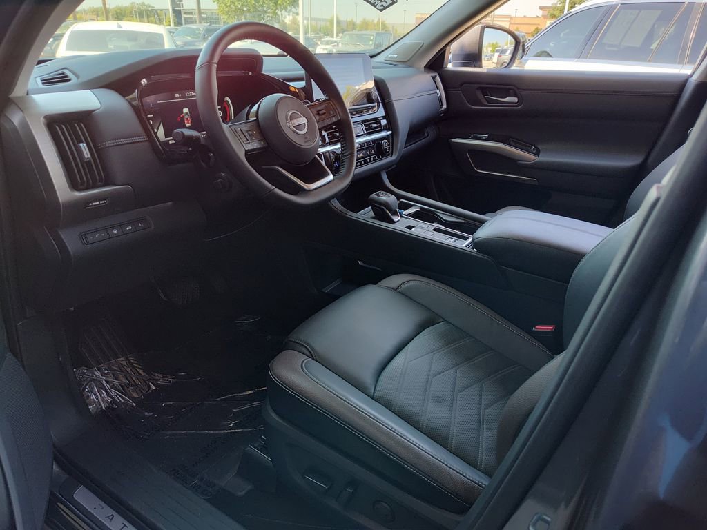 Used 2025 Nissan Pathfinder Platinum image 2