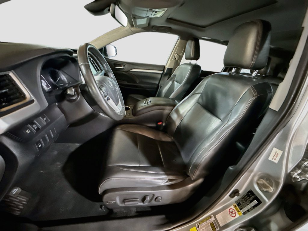 Used 2019 Toyota Highlander XLE FWD image 23