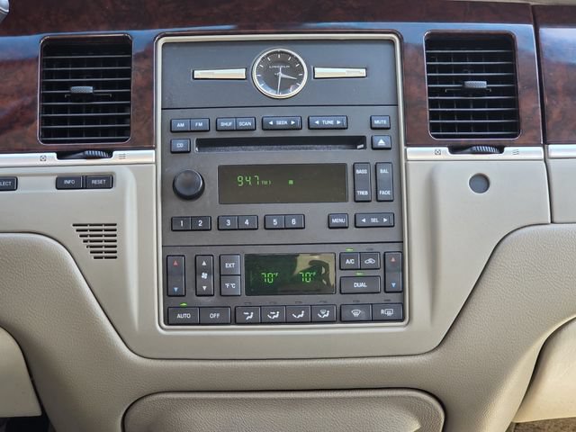 Used 2006 Lincoln Town Car Signature RWD image 9