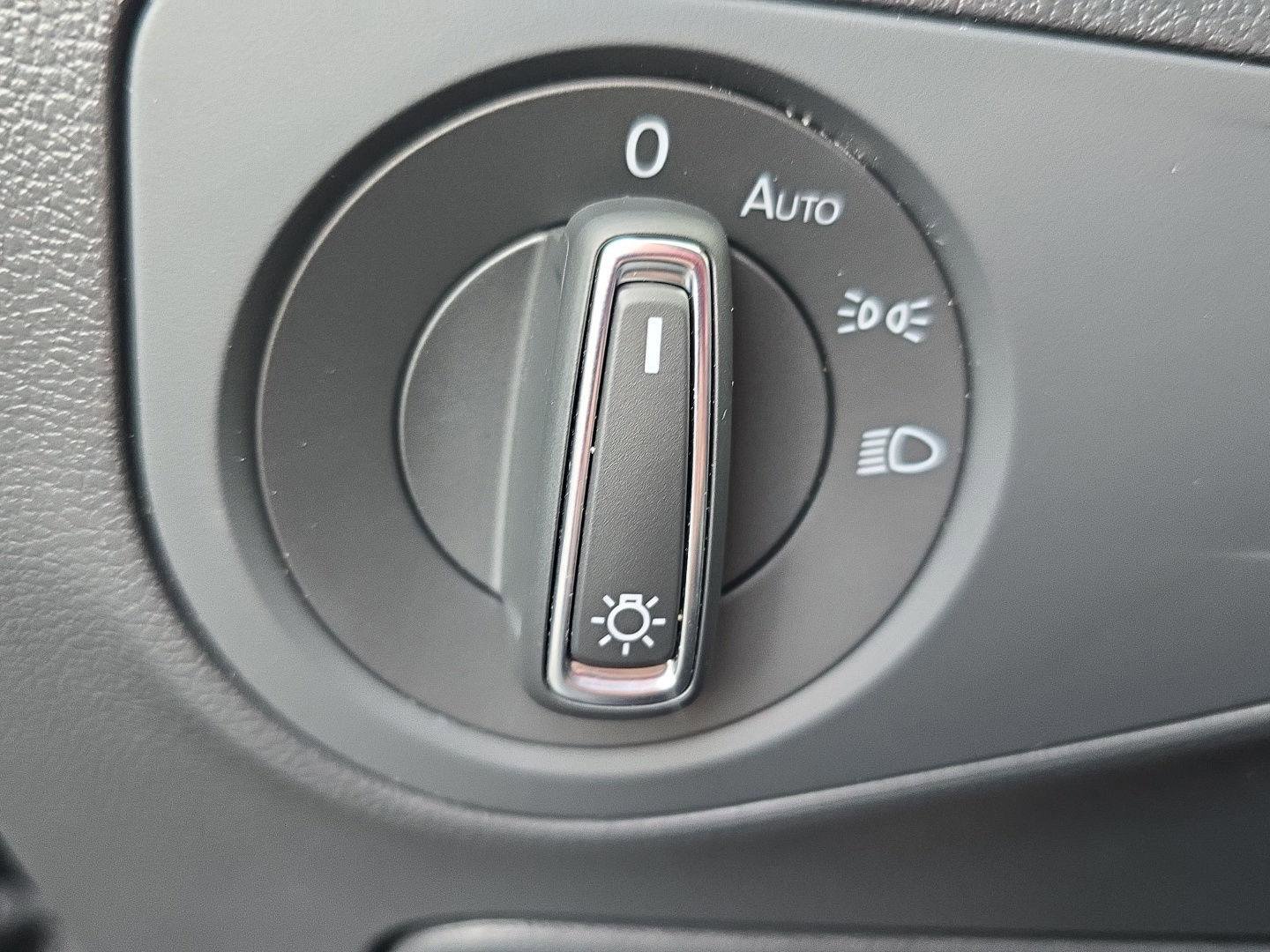 Used 2023 Volkswagen Tiguan SE w/ Panoramic Sunroof Package image 18