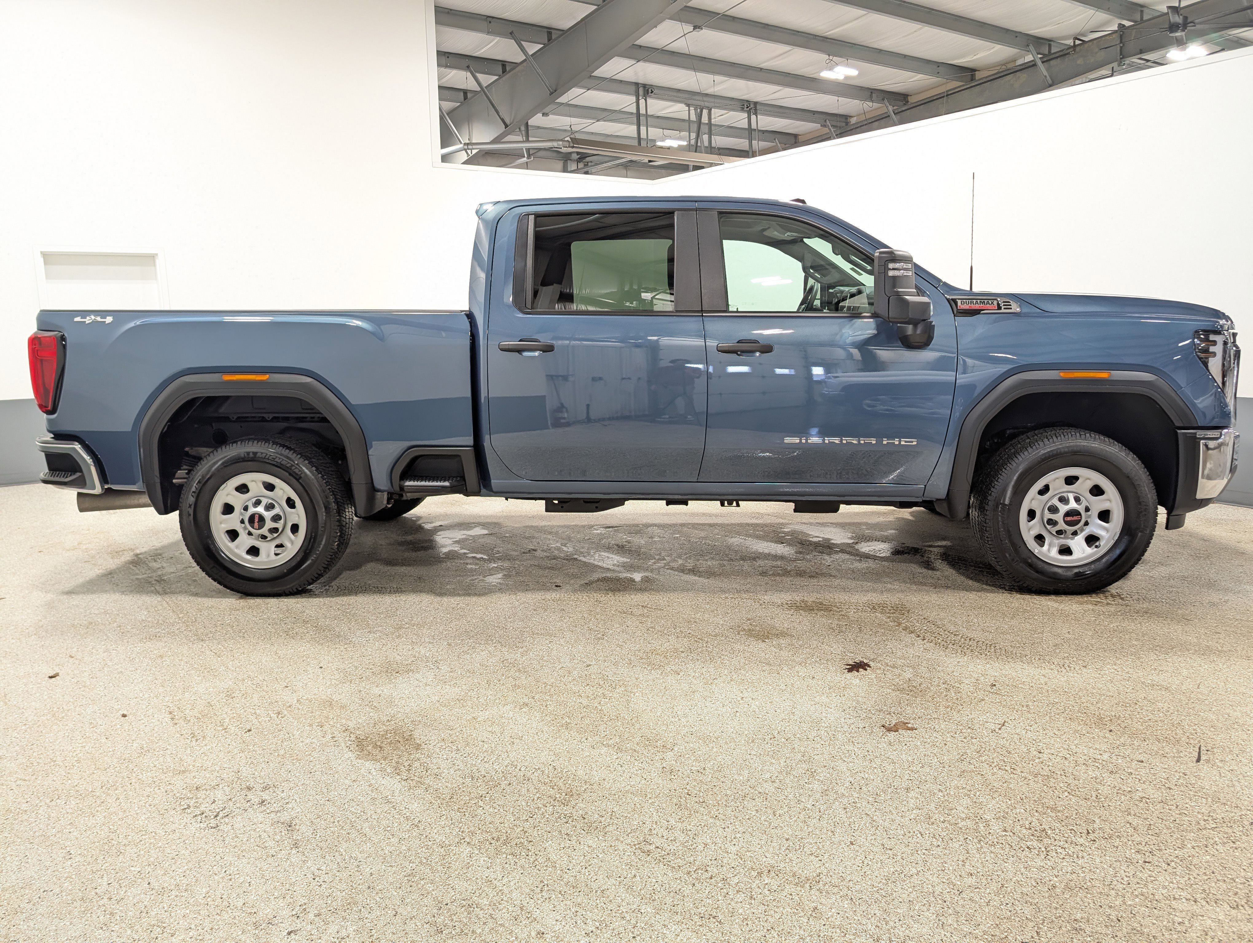 Used 2024 GMC Sierra 2500 Pro AWD/4WD image 2