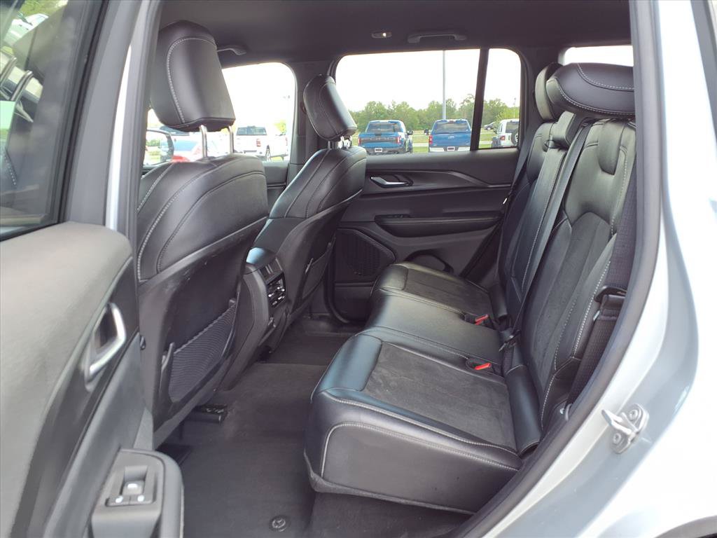 Used 2025 Jeep Grand Cherokee Altitude AWD/4WD image 21