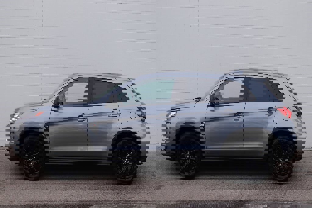 Used 2025 Mitsubishi Outlander Sport LE image 2