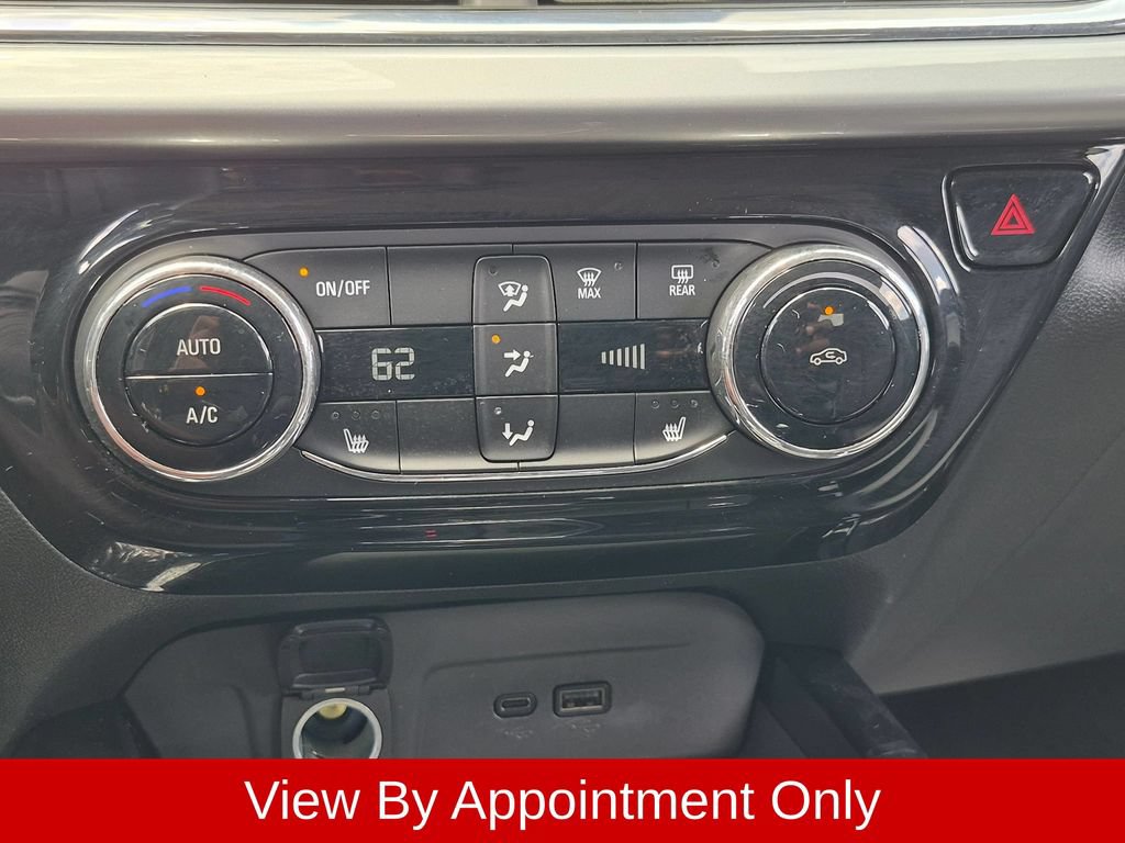 Used 2025 Chevrolet Trax LT w/ LT Convenience Package FWD image 17