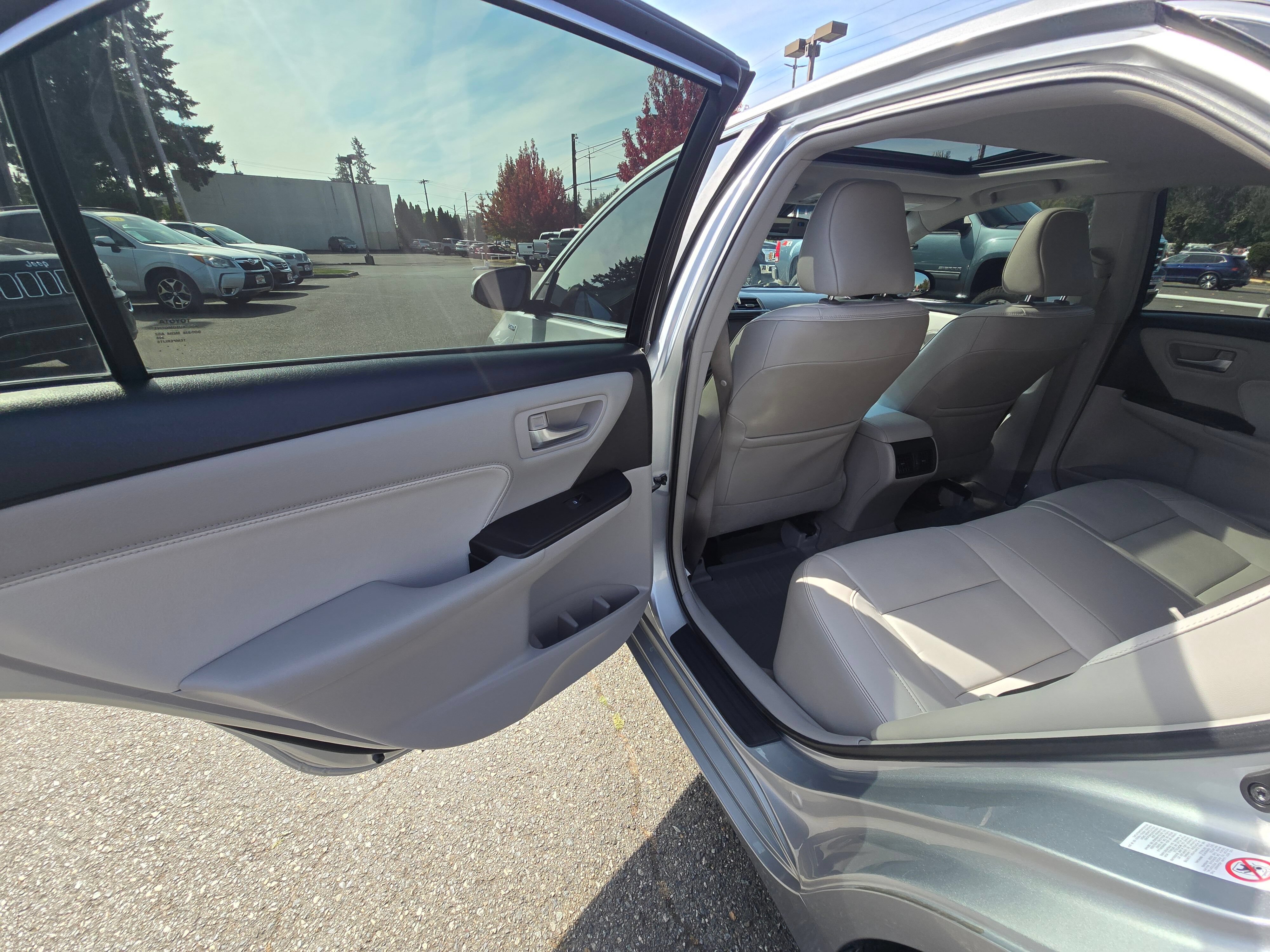 Used 2016 Toyota Camry XLE w/ Moonroof Package FWD image 15