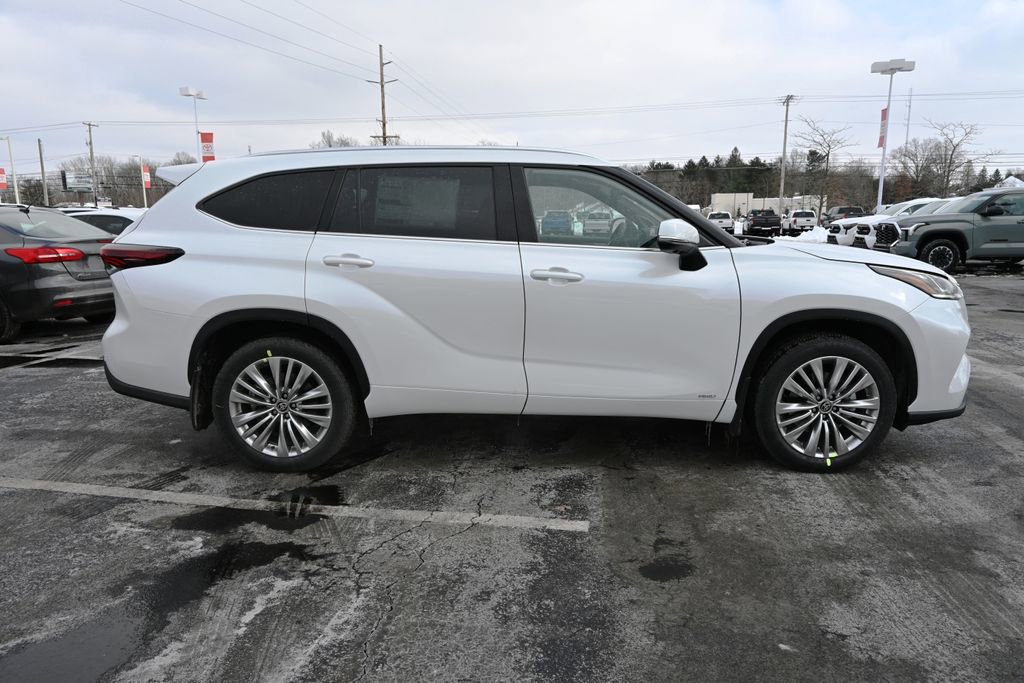 New 2026 Toyota Highlander Platinum image 11