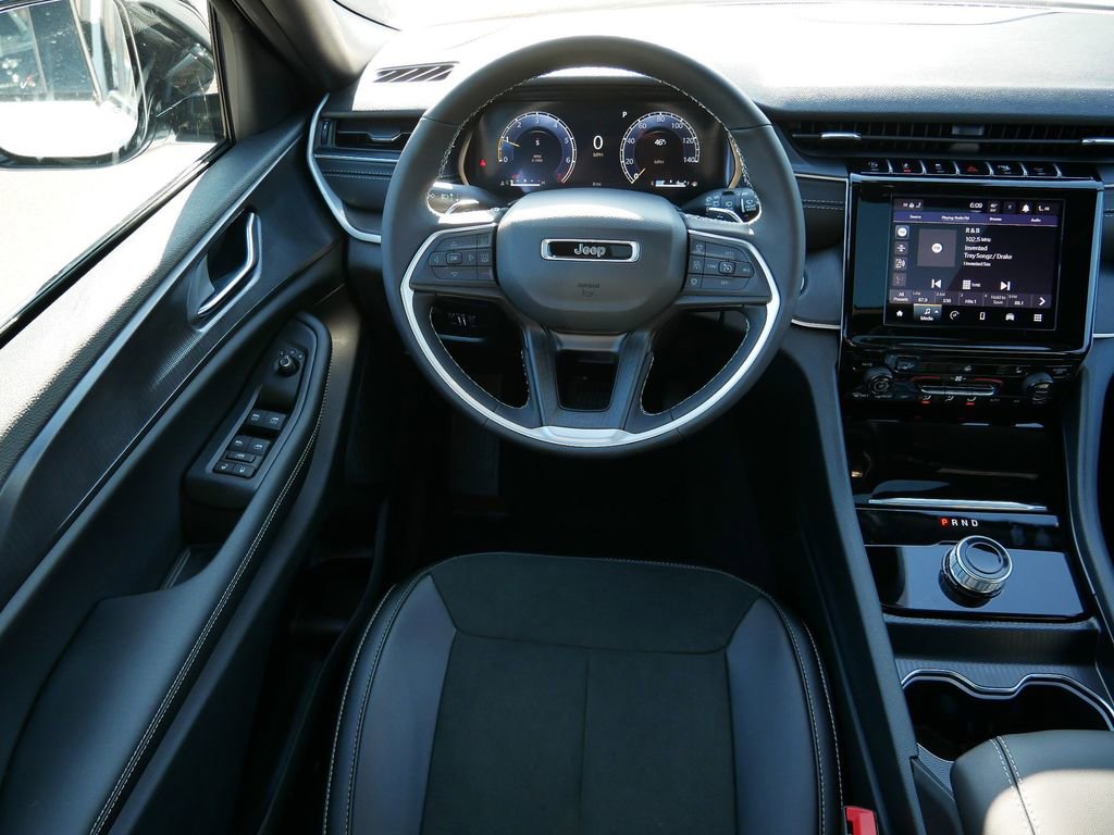 New 2025 Jeep Grand Cherokee Laredo image 18