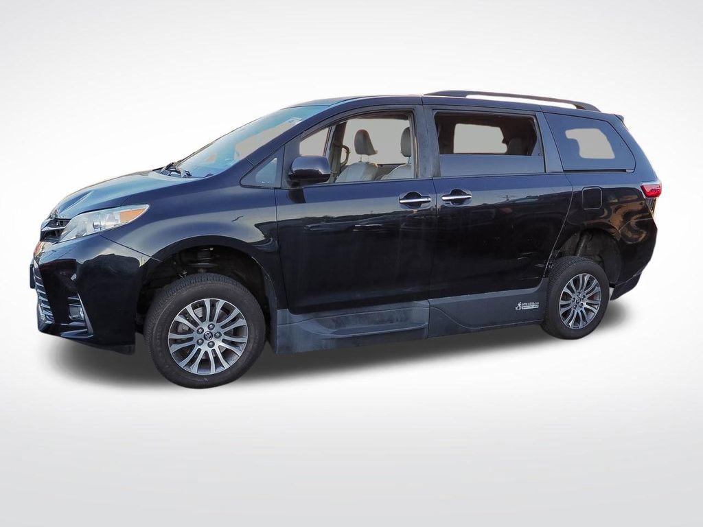 Used 2019 Toyota Sienna XLE FWD image 2