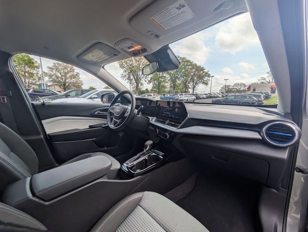 Used 2025 Chevrolet Trax LT w/ LT Convenience Package image 30