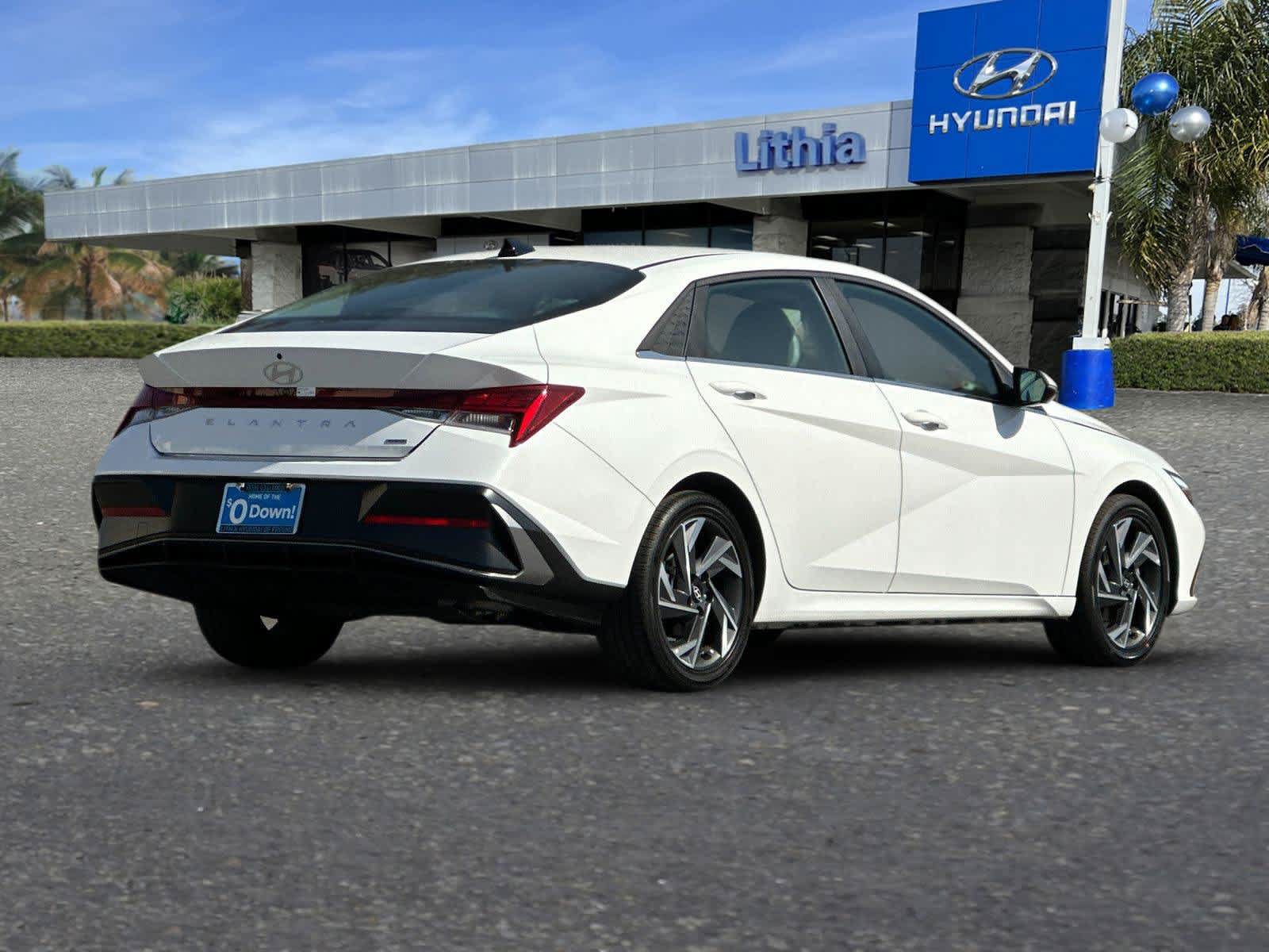 Certified 2025 Hyundai Elantra Limited FWD image 3