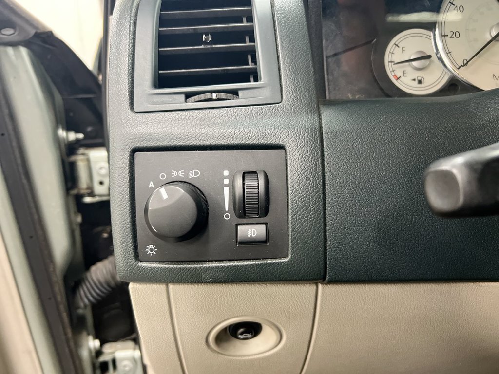 Used 2005 Chrysler 300 Touring RWD image 17